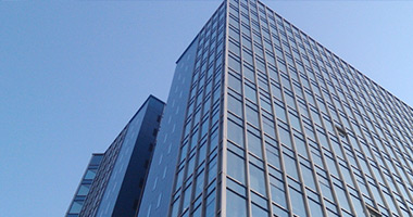 江蘇三里港高空建筑防腐有限公司始建于七十年代，是專業(yè)從事各類煙囪安裝旋轉梯、高空建筑物的維修、防腐等工程的施工企業(yè)。